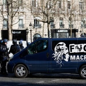 Une camionnette du convoi de « la liberté » hostile au pass sanitaire et à Emmanuel Macron
