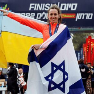 Valentyna Kiliarska, une refugiée ukrainienne en Israël ayant remporté le marathon de Jérusalem le 25 mars 2002. Reuters/Ammar Awad.