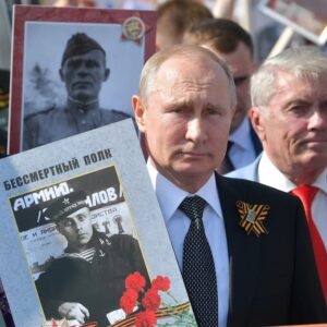 Vladimir Poutine tenant la photo se son père lors du défilé du Régiment immortel à Moscou le 9 mai 2019. Reuters/Sputnik