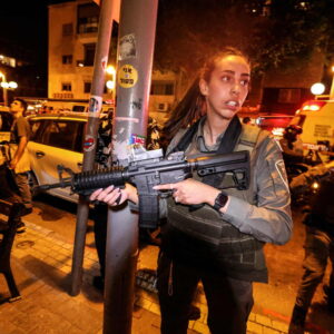 Dépliement des forces de sécurité israéliennes suite à l’attentat meurtrier de la rue Dizengoff à Tel Aviv le 7 avril 2022. Reuters
