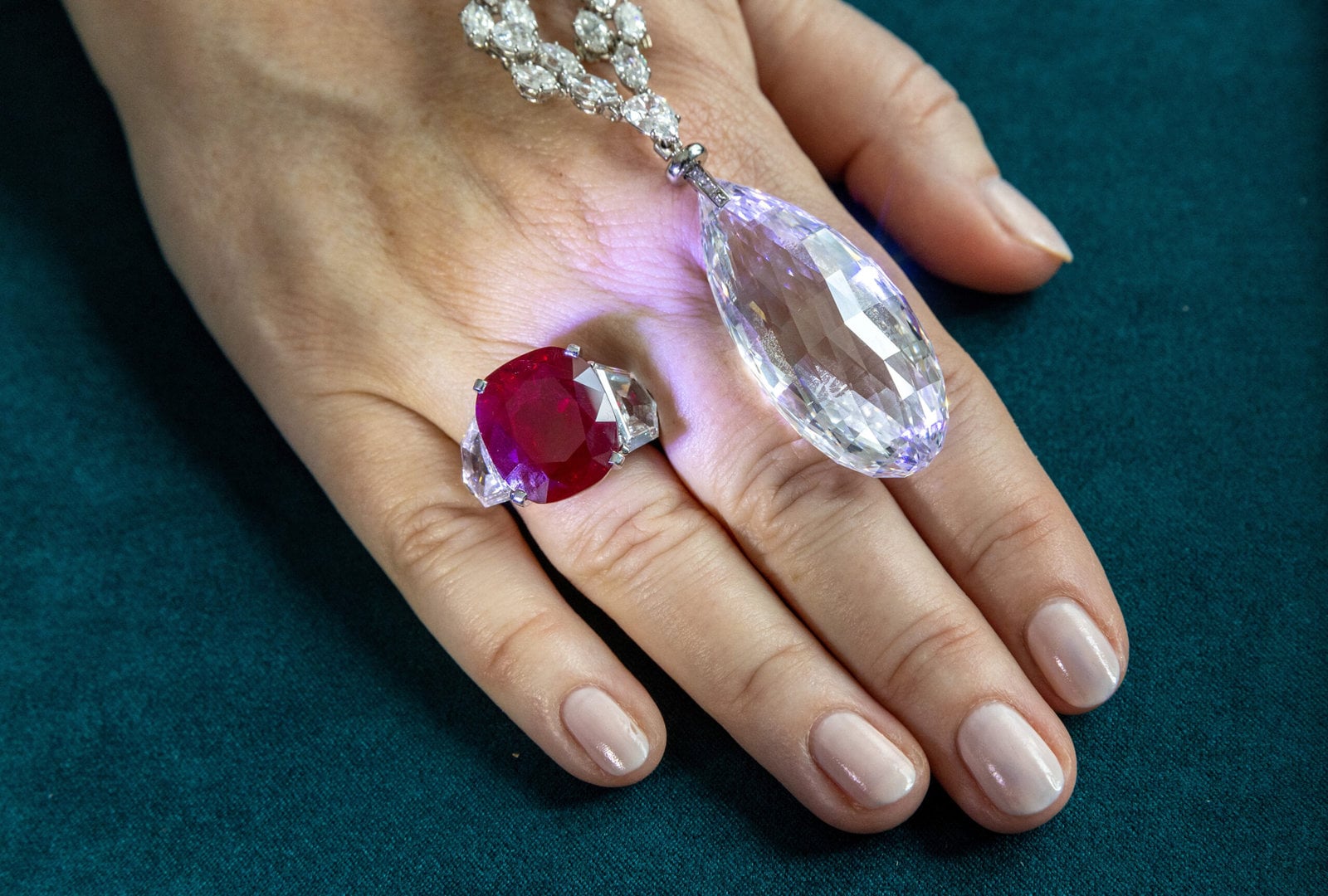 Sunrise Ruby and Diamond ring of 25 carats by Cartier and a 90 carat Briolette of India Diamond Necklace by Harry Winston, are seen during a preview of the 700-piece jewellery collection of the late Austrian billionaire Heidi Horten at Christie's before the auction sale in Geneva, Switzerland, May 8, 2023.  REUTERS/Denis Balibouse - RC27U0AINETP