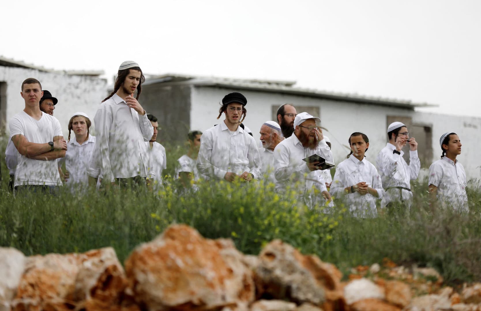 Israeli settlers hold a protest march from Tapuach Junction to the Israeli settler outpost of Evyatar, in the Israeli-occupied West Bank, April 10, 2023. REUTERS/Nir Elias - RC2OB0A1QVD7