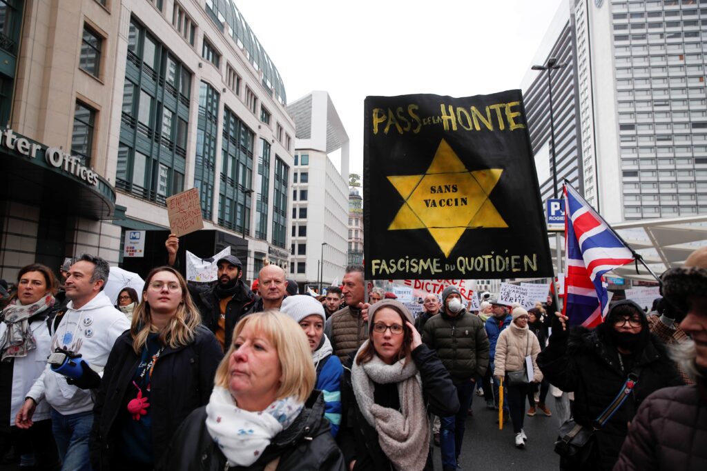 Manif anti mesures sanitaires étoile jaune Reuters